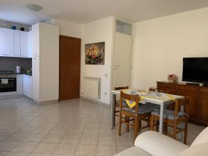 a kitchen and dining room with a table and chairs at Edera in Porto Corsini