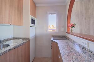 een keuken met een spoelbak en een aanrechtblad bij Playa Bajondillo Terrace - Free Parking in Torremolinos +21 foto's
