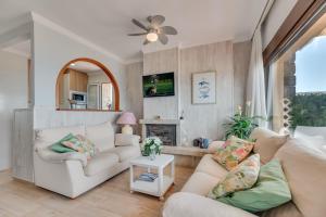 een woonkamer met twee banken en een open haard bij Playa Bajondillo Terrace - Free Parking in Torremolinos
