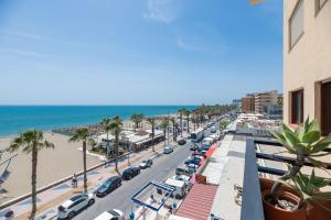 een uitzicht op een straat met een strand en auto's bij Playa Bajondillo Terrace - Free Parking in Torremolinos