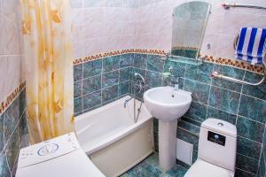 ノヴォシビルスクにあるNSK-Kvartirka, Apartment Marksa 19のバスルーム(洗面台、トイレ、バスタブ付)