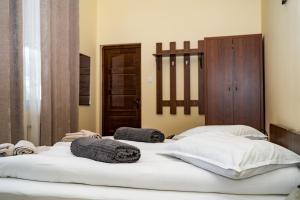 two beds with towels on top of them in a room at Vila Lazar in Borsec