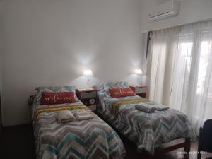 zwei Betten nebeneinander in einem Zimmer in der Unterkunft CIUDAD AUTONOMA DE BUENOS AIRES, HOSTAL , Habitacion en vivienda familiar in Buenos Aires + 40 Fotos