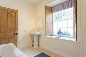 Koupelna v ubytování Romantic cottage with fantastic coastal views + 16 fotografií