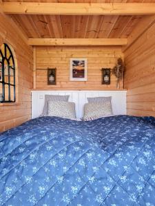 Giường trong phòng chung tại Idyllic Alpaca Cabin Overlooking The Alpaca Fold