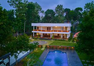 Bazén v ubytování VOYE HOMES Signature Pool Resort Varkala , Just 950 m from Varkala Cliff and Beach nebo v jeho okolí
