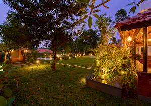 Zahrada ubytování VOYE HOMES Signature Pool Resort Varkala , Just 950 m from Varkala Cliff and Beach