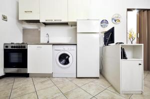 フィレンツェにあるCastellani Apartmentの白いキッチン(洗濯機、乾燥機付)