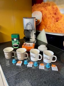 Príslušenstvo na prípravu kávy alebo čaju v ubytovaní Gemütliche Wohnung/ cozy apartment Niklasdorf