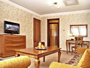 Televízia a/alebo spoločenská miestnosť v ubytovaní Hotel Fajkier
