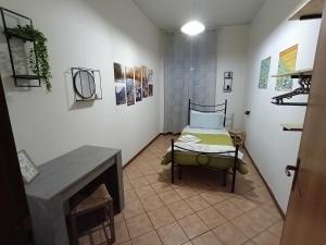 ein kleines Zimmer mit Bett und Kamin in der Unterkunft le lanterne in Foligno