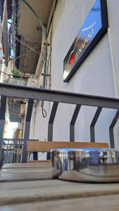 un panneau sur le mur d'un restaurant avec un banc dans l'établissement Nel Cuore Di Napoli, à Naples