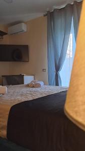 une chambre avec un grand lit avec une fenêtre dans l'établissement Nel Cuore Di Napoli, à Naples 26 autres photos