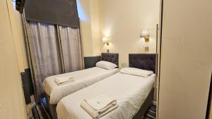 Postel nebo postele na pokoji v ubytování Hyde Park Court Hotel