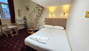 Postel nebo postele na pokoji v ubytování Hyde Park Court Hotel
