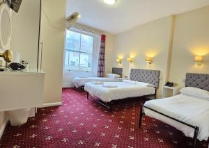 Postel nebo postele na pokoji v ubytování Hyde Park Court Hotel