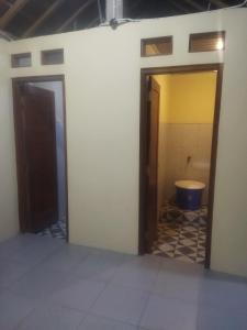 Koupelna v ubytování Homestay Wongso Kasongan + 12 fotografií