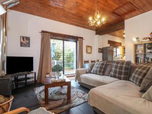 西卢港Owl Cottage的客厅里有一张沙发和一台电视