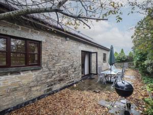 西卢港Owl Cottage的砖屋,带烧烤架和雨伞