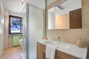 Ένα μπάνιο στο Appartamento Bellevue Richardette - Happy Rentals