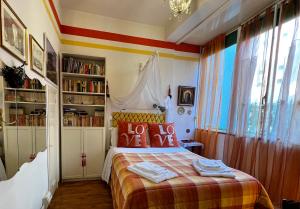 Postel nebo postele na pokoji v ubytování Tre Gigli a Firenze, 5 minutes from station, via Palazzuolo 55