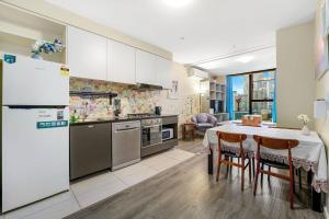 Nhà bếp/bếp nhỏ tại Quiet Tatami-style apartment on Collins St near Southern Cross Station