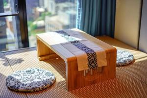 Giường trong phòng chung tại Quiet Tatami-style apartment on Collins St near Southern Cross Station +13 ảnh