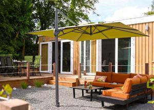 Un patio sau altă zonă în aer liber la Ralreiger Chaletlodge met airco, tuin op het zuiden en fietsenberging