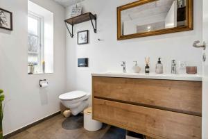 Bilik mandi di Modern House With Space For Relaxation +14 gambar