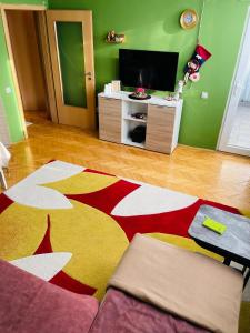 TV a/nebo společenská místnost v ubytování Yellow Moon Hostel&Apartment + 20 fotografií