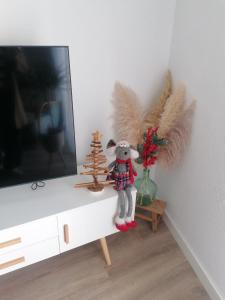 TV a/nebo společenská místnost v ubytování Apartamento Peñas Blancas, junto a ruta de los Cahorros, Monachil.