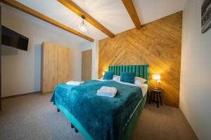 Postel nebo postele na pokoji v ubytování River ApartHouse Zakopane