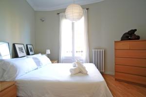 バルセロナにあるBarcelonaforrent Plaza Sagrada Familia Apartmentのベッドルーム1室(白いベッド1台、タオル付)
