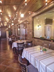 un ristorante con tavoli, sedie e un grande specchio di Хотел Релакс a Velingrad