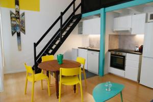 une cuisine avec une table et des chaises ainsi qu'un escalier dans l'établissement Monnaie,Vieux-Lille, Unique, Neo-Vintage, à Lille 21 autres photos