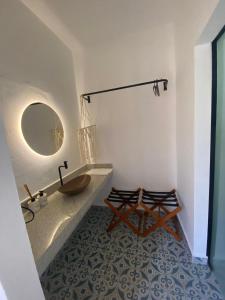 a bathroom with a sink and a mirror at Pousada Vila da Mata - Canastra in São João Batista do Glória