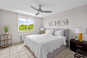 Ένα ή περισσότερα κρεβάτια σε δωμάτιο στο Sea Breeze Haven - A301