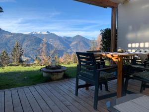 Vista generica sulle montagne o vista sulle montagne dall'interno del bed & breakfast