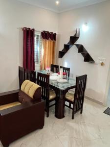 Χώρος καθιστικού στο stay in chikmagalur