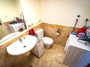 Ein Badezimmer in der Unterkunft Sunset Rooftop Terrace apartment