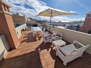 Ein Balkon oder eine Terrasse in der Unterkunft Sunset Rooftop Terrace apartment
