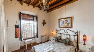 sypialnia z łóżkiem i oknem w obiekcie La Casa del Real El Real de la Jara by Ruralidays w mieście El Real de la Jara