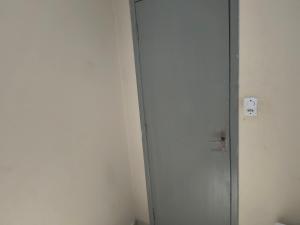 a door in a room with a white wall at Pousada Próximo Metro Conceição, Itaú, e Expo SP in Sao Paulo +2 photos
