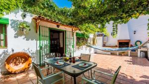 Patio lub wspólna przestrzeń na świeżym powietrzu w obiekcie La Casa del Real El Real de la Jara by Ruralidays
