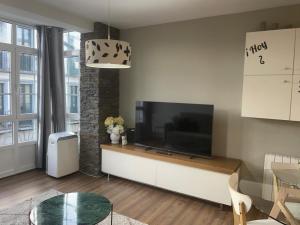 Televízia a/alebo spoločenská miestnosť v ubytovaní Apartamentos Castrón Douro