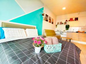 a bedroom with a bed with flowers on it at 7INN Evo Soho Bangi (Free Parking, WIFI, Netflix) in Bandar Baru Bangi