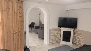 Μια τηλεόραση ή/και κέντρο ψυχαγωγίας στο Lüte Koje - Gemütliche Kellerwohnung