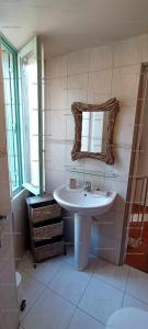 Ένα μπάνιο στο 4SOL25 - Collioure charmante maison de village 150 m de la plage +17 φωτογραφίες
