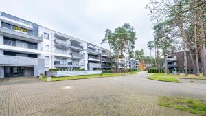 une rue vide devant un immeuble dans l'établissement Blue Baltic, Sun & Snow, à Pogorzelica