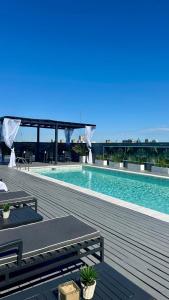 una piscina en la parte superior de un edificio en Broadway Hotel & Suites, en Buenos Aires